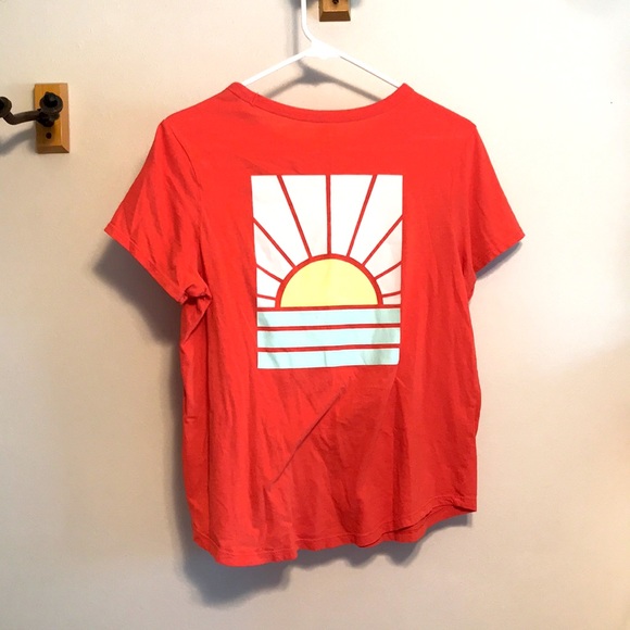 old navy cali t-shirt - Picture 2 of 4